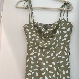 Lovely flowing dress barley warn from lulus size small. No defects.